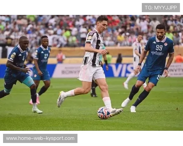 弗拉霍维奇接伊尔迪兹传球，门前抢点垫射入网