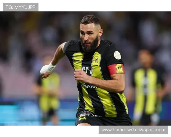 本泽马首次亮相沙特新月，表现精彩